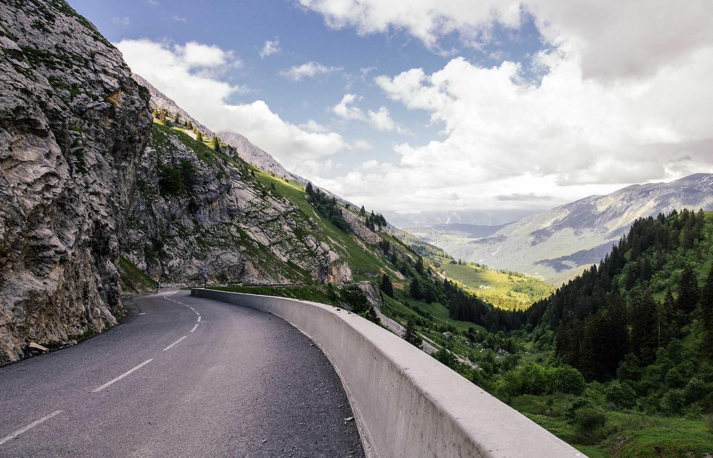 Realistic product analytics workstation for customer messaging performance